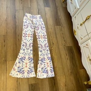 WildFox Bellbottom beach pants XS